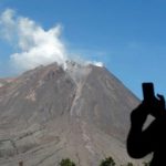 Wisatawan mengabadikan Gunung Sinabung dengan kamera gawainya di Kabupaten Karo, Sumatera Utara, Kamis (19/11). Foto: Irwansyah Putra/ANTARA FOTO