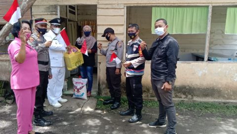 Penyaluran Bansos Kapolda Sumut Kepada Warga yang terdampak Covid-19. Foto: Humas Polres Simalungun.