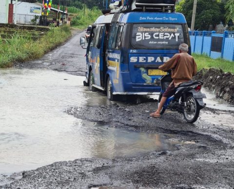 Jalan Lintas Siantar Saribu Dolok Rusak Parah Petani Dikaro& Simalungun Menjerit. Foto: SumutPos.d