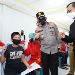 Kapolda Sumatera Utara saat meninjau Vaksinas dan Berikan Bansos untuk Masyarakat. Foto: Mascipoldotcom.