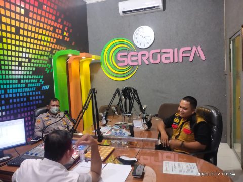 Kasi Humas polres Sergai saat bincang-bincang Di radio Sergai FM Dok: Humas polres Sergai