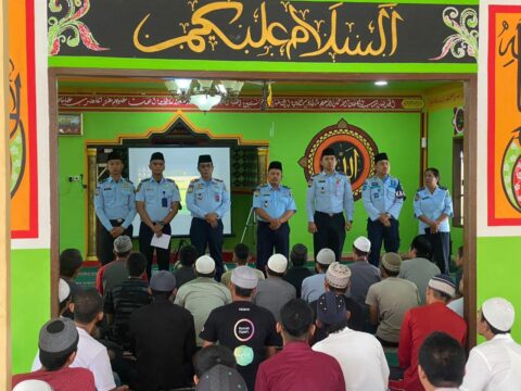 Lapas Narkotika bersama Warga Binaan Pemasyarakatan beragama Islam saat menggelar Sholat Bersama. Foto: Lapas Narkotika.