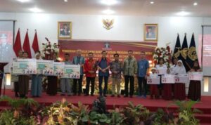 Kementerian Hukum dan HAM saat memberikan Bantuan Dana Pendidikan Program Indonesia Pintar di Sumatera Utara. Foto: Dok. Istimewa.